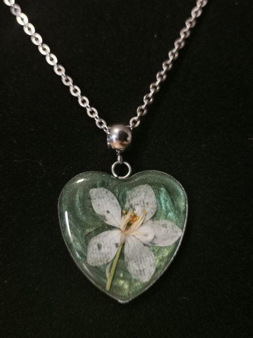 Pendentif cœur vert fleur blanche