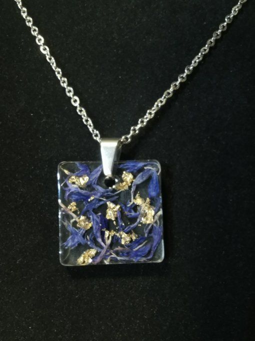 Pendentif carré résine  fleurs de bleuet feuille d'or